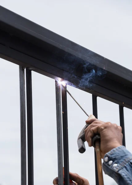 Arbeiter schweißt Türrahmen — Stockfoto