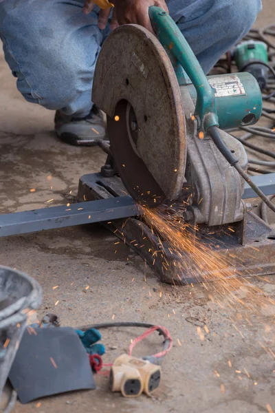 Snijden staal met grinder — Stockfoto