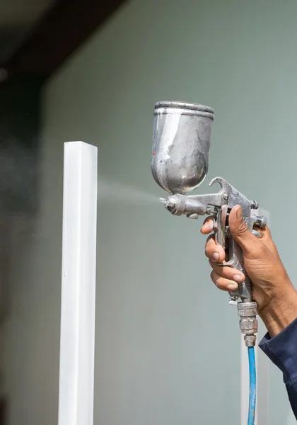 Los pintores eran pintura en aerosol marco de acero — Foto de Stock