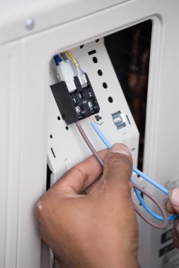 Klima yüklenmesi, çalışan elektrikli teller bağlanır.
