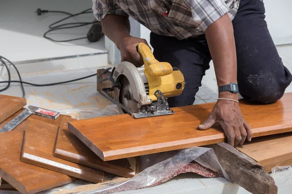 Charpentier utiliser une scie électrique pour scier le bois — Photo