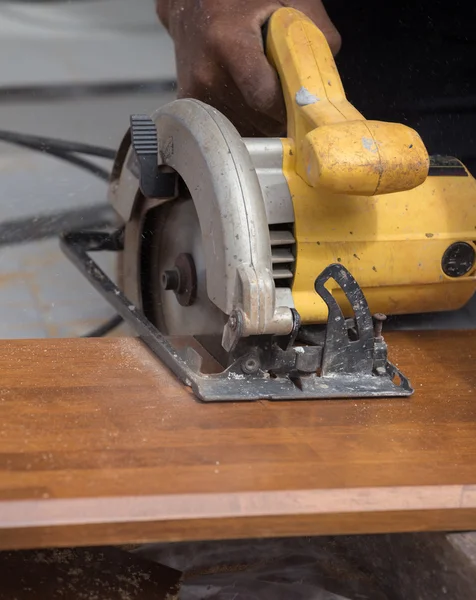 Carpenter využití elektrické dohlédl na řezání dřeva — Stock fotografie
