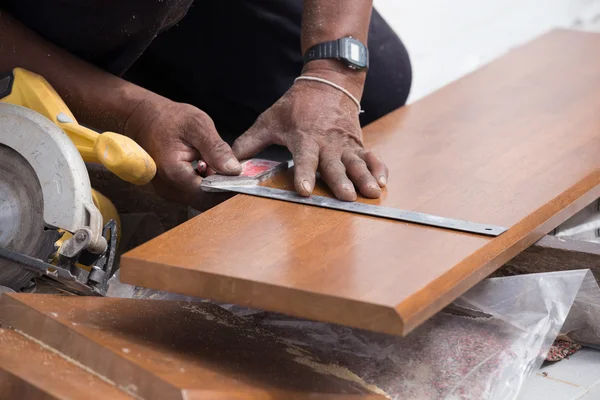 Carpenter use ruler to measuring wood — Stock Photo, Image