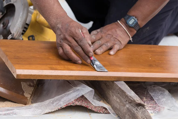 Carpintero uso regla para medir la madera — Foto de Stock