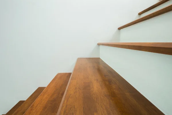 Деревянные лестницы в доме — стоковое фото