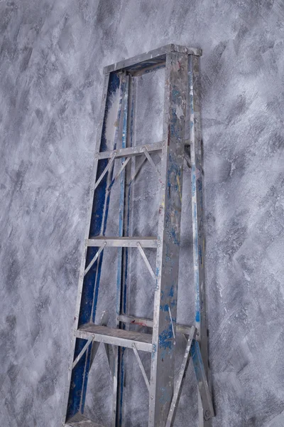 在混凝土墙 （Loft 风格的铝楼梯) — 图库照片