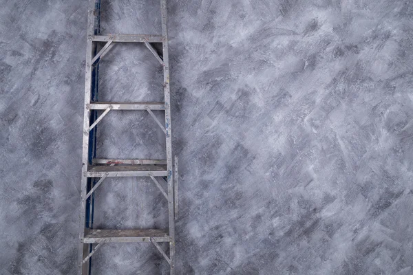 Aluminium trap over betonnen muur (Loft-stijl) — Stockfoto