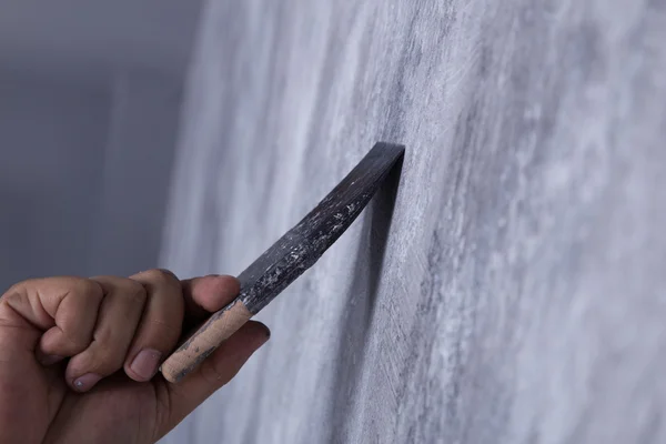 労働者は、カラー塗料コンクリート ロフト スタイルの壁にブラシを使用してください。 — ストック写真