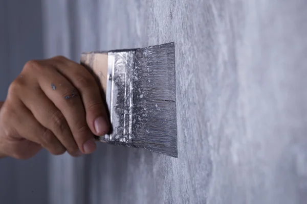 Werknemer gebruik borstel voor kleur verf concrete Loft stijl op muur — Stockfoto