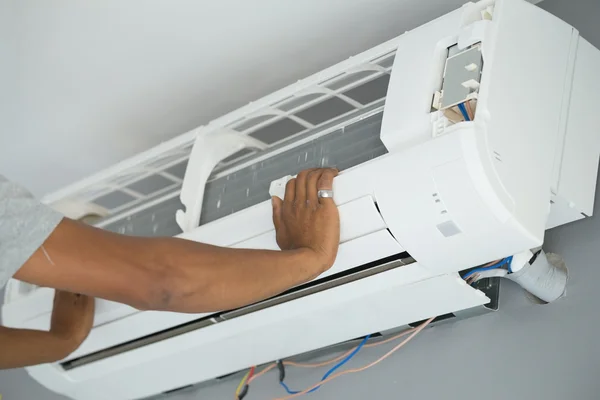 Worker installing air conditioning — Stock Photo, Image