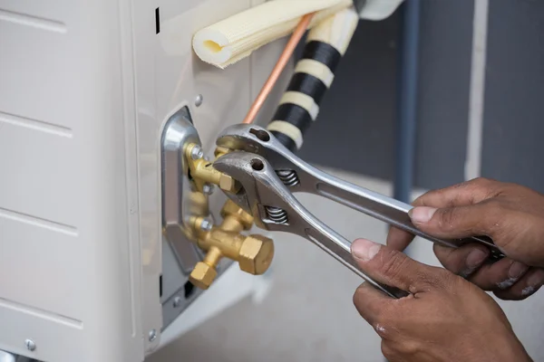 Installatie van air conditioner, werknemer verbindt koperen pijp — Stockfoto