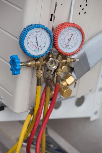圧力計、空調機の充填のための機器 — ストック写真