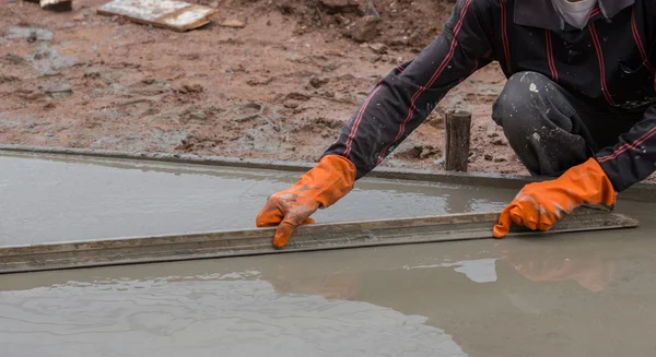 Plasterer menjerit beton untuk lantai — Stok Foto