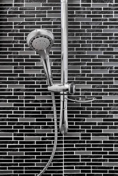 Douche de bain sur mur de tuiles dans salle de bains — Photo