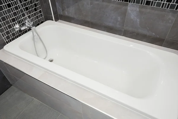 Badewanne weiße Keramik im Badezimmer — Stockfoto