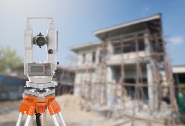 Anket ekipman teodolit bir tripod üzerinde. Yapı bina ile
