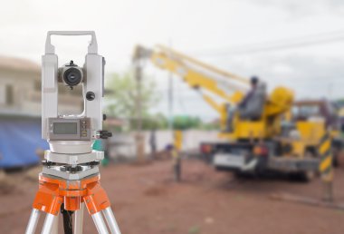 Anket ekipman teodolit bir tripod üzerinde. beyaz izole