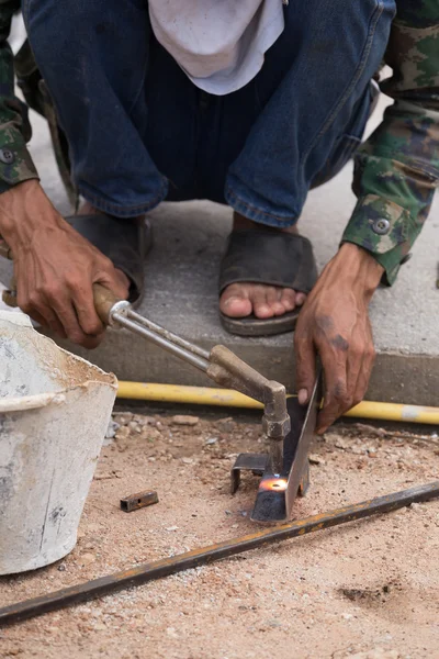 Placa de acero de perforación del trabajador —  Fotos de Stock