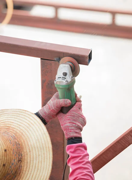 Werknemer met behulp van slijper te slijpen metaal — Stockfoto