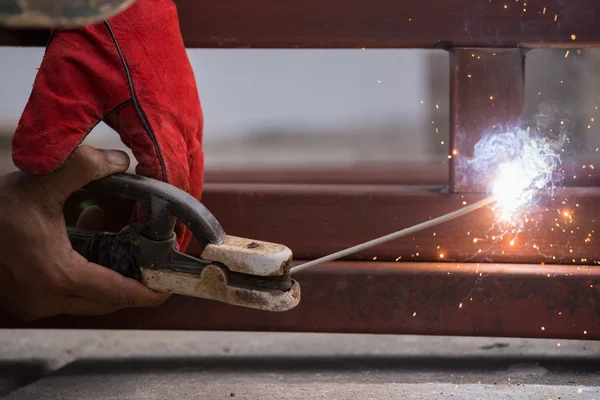 Welder working a welding metal. — Stock Photo, Image
