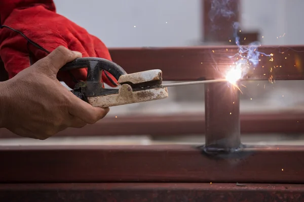 Lasser werken een lassen metaal. — Stockfoto