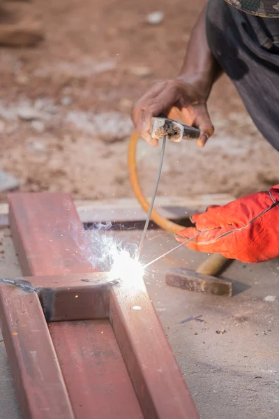 Svářeč pracující na svařovacím kovu. — Stock fotografie