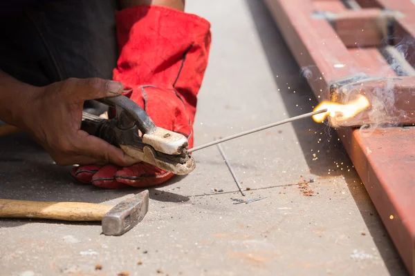 Soldador que trabaja un metal de soldadura. — Foto de Stock