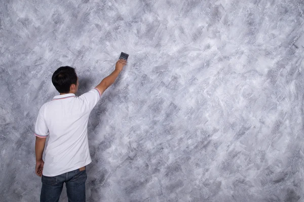 Pracownik za pomocą pędzla dla stylu beton farba kolor na ścianie — Zdjęcie stockowe