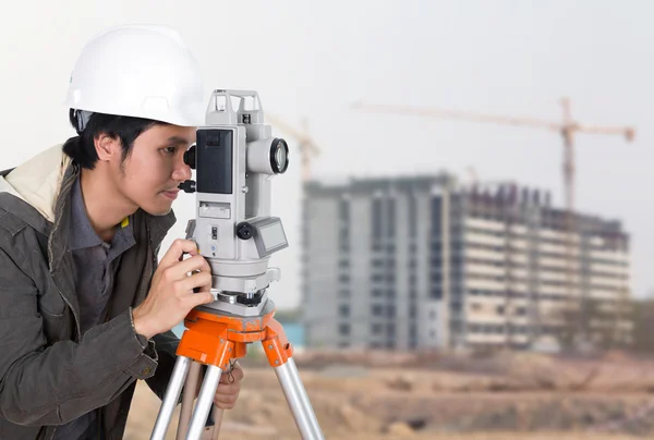 工程师使用速测仪或经纬仪与建筑建设 — 图库照片