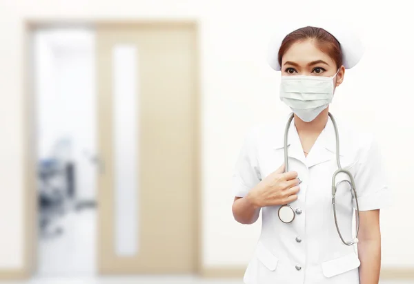 Zdravotní sestra s stetoskop v nemocnici — Stock fotografie
