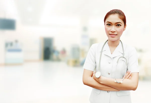 Infirmière avec stéthoscope à l'hôpital — Photo