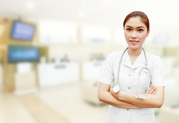 Krankenschwester mit Stethoskop im Krankenhaus — Stockfoto