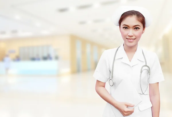 Krankenschwester mit Stethoskop und ärztlichem Gutachten im Krankenhaus — Stockfoto