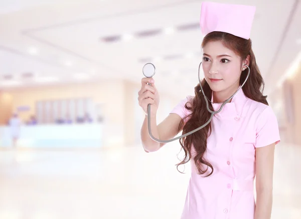 Vrouwelijke verpleegkundige met stethoscoop in ziekenhuis — Stockfoto