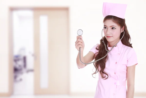 Медсестра со стетоскопом в больнице — стоковое фото