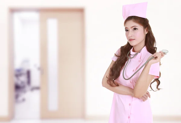 Vrouwelijke verpleegkundige met stethoscoop in ziekenhuis — Stockfoto