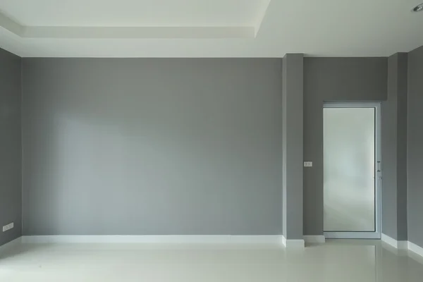 Монодерн порожня кімната з дверима — стокове фото