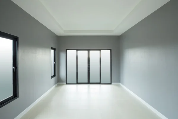 Mondern пустой комнате с окном и дверью — стоковое фото