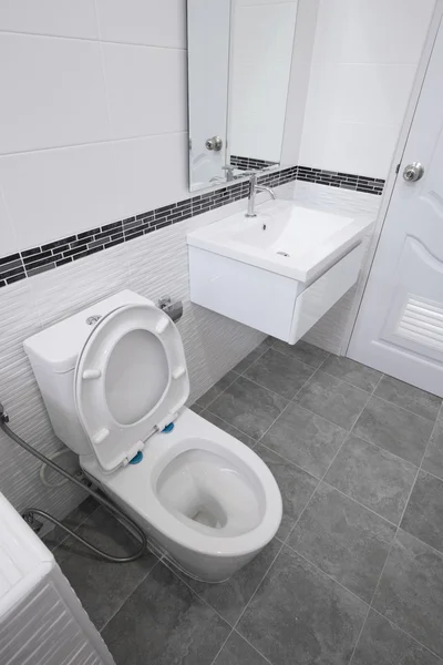 WC et salle de bains dans un style moderne — Photo