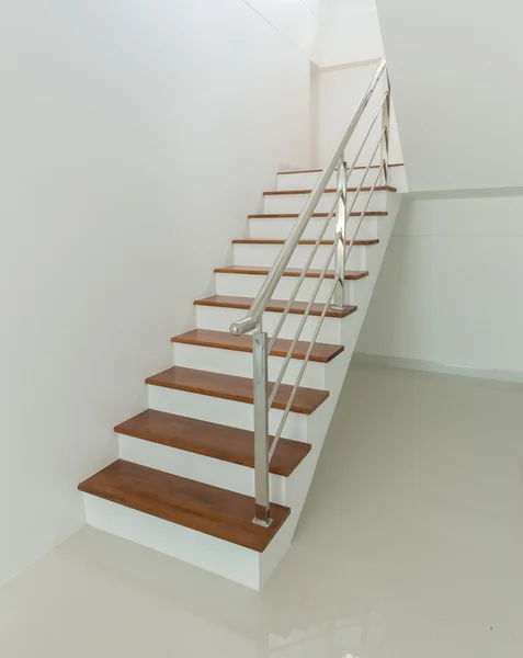 Interieur - houten trappen en leuning — Stockfoto