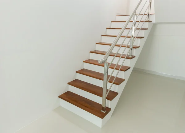 Interiér - dřevěné schody a zábradlí — Stock fotografie