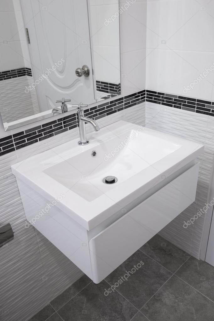 Keramik-Waschbecken im Badezimmer - Stockfotografie: lizenzfreie Fotos