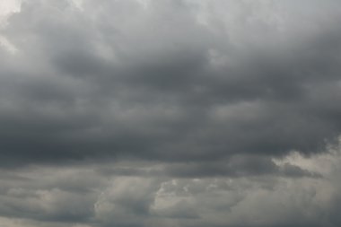 Yağmurdan önce kara bulutlar