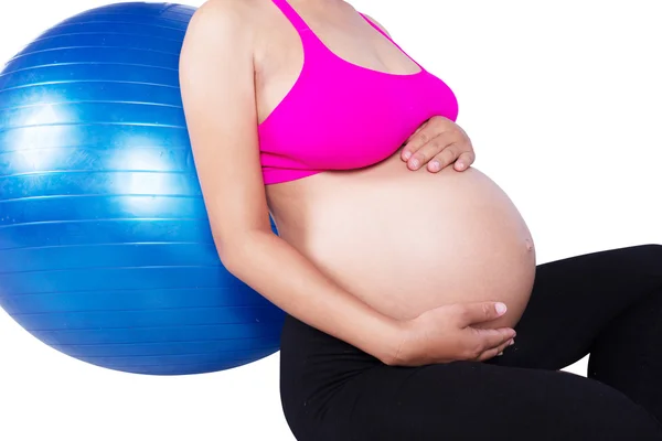 Primer plano vientre de la mujer embarazada con pelota de fitness en la espalda blanca — Foto de Stock