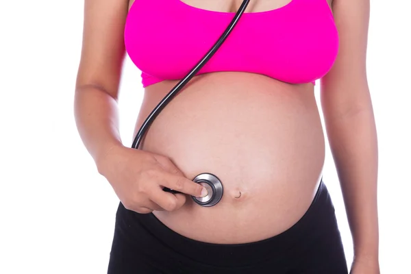 Mulher grávida com estetoscópio ouvindo barriga para bebê — Fotografia de Stock