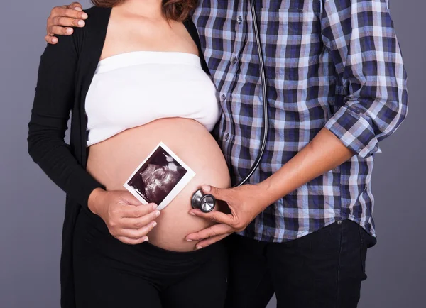 Dicht omhoog zwanger en echtgenoot met de stethoscoop en echografie im — Stockfoto