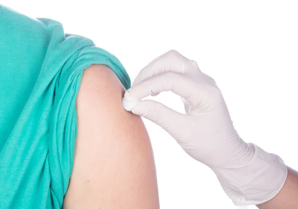 Desinficering arm huden av bomull innan de ger ett vaccin isol — Stockfoto