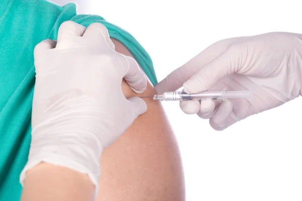 Verpleegkundige met injectiespuit die een vaccin toedient aan een patiënt — Stockfoto
