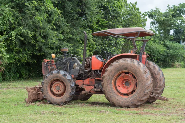 Liten traktor parkering — Stockfoto