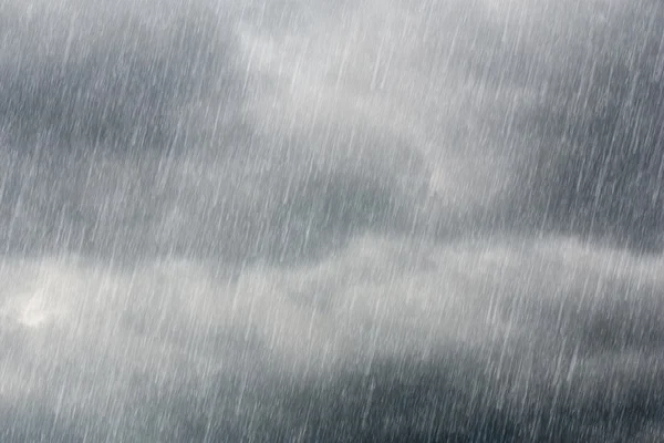Темные тучи с проливным дождем — стоковое фото